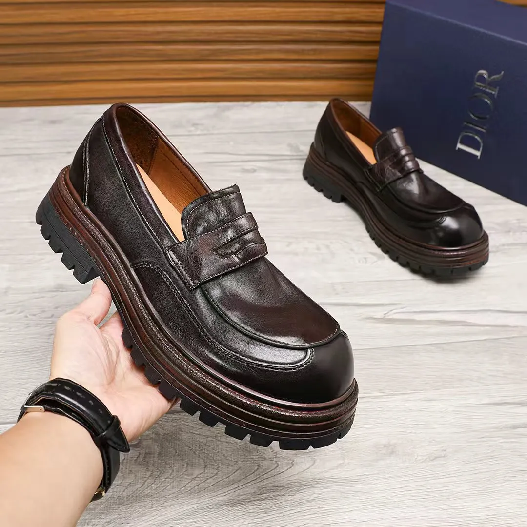 Factory price 540 🕷️🕷️[Dior] Dior's new men's shoes are launched in Hong Kong counters. Official website 1:1 production. Original Italian patented cowhide + water-dyed 🐂 leather lining. Designed by European and American masters. Goodyear craftsmanship, washed cowhide, perfect shape to create counter quality, solid color rubber wear-resistant outsole and classic dazzling toe! Super versatile and very comfortable. High-end without losing taste, fashionable and novel! ! Absolute focus! Colors optional, code number 38-44 (45 customized)